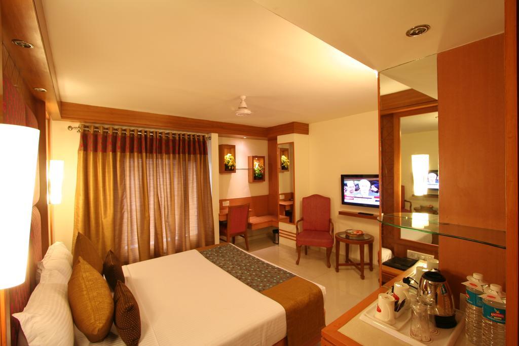 Hotel Southern New Delhi Room photo